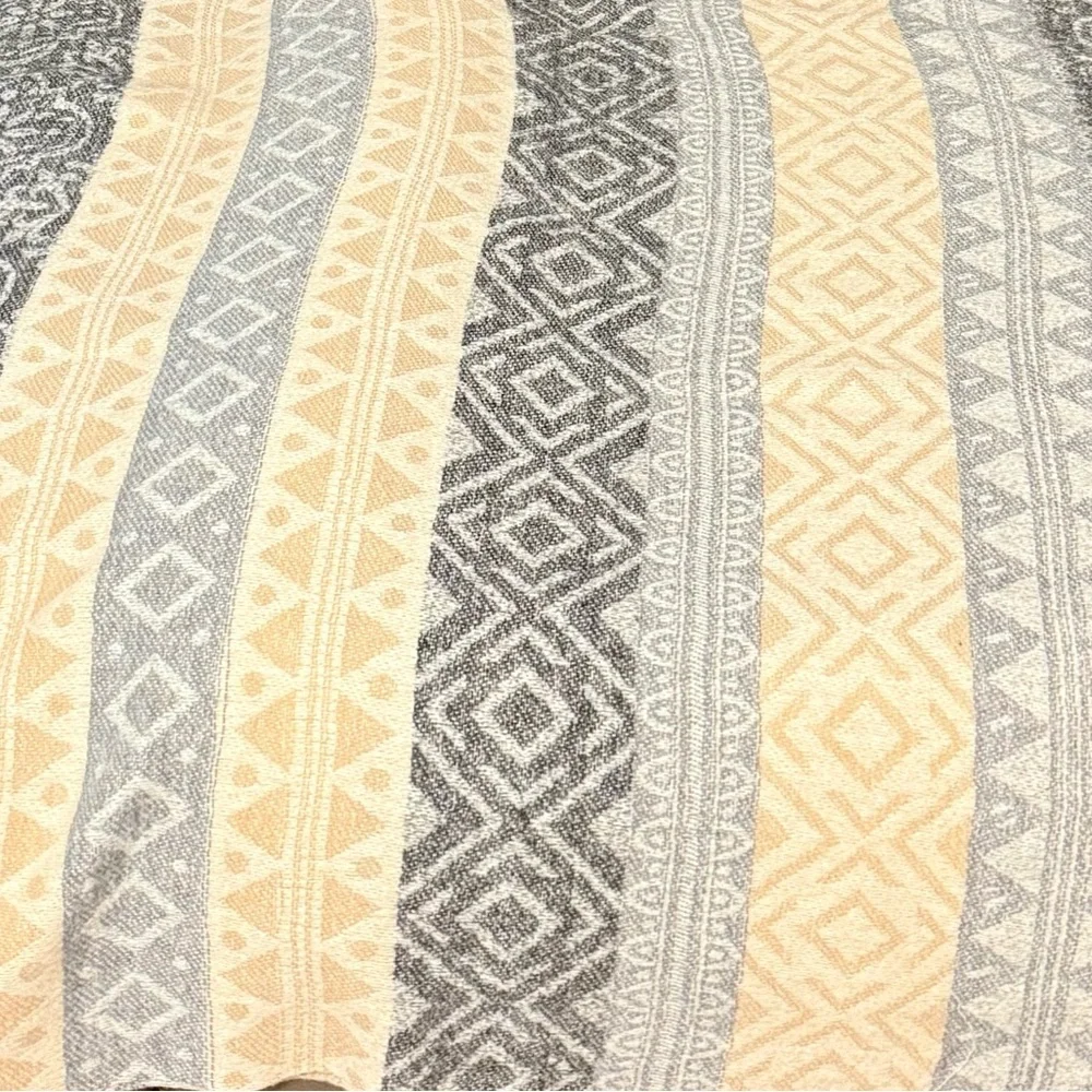 Geometric/Floral Patterned Large Blanket Scarf in Gray and Cream